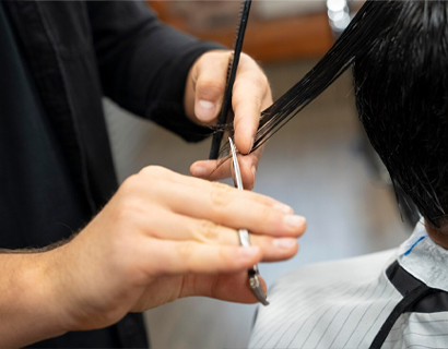 Quels facteurs doivent être pris en compte lors du choix des ciseaux à cheveux ?
